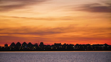 Torrevieja-Spanien-Stadt-Sonnenaufgang-Blick-See-Im-Vordergrund-Gebäude-Strandfront